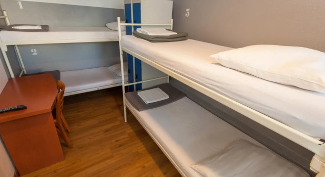 Кровать в общем номере Travel Hotel Amsterdam