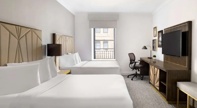 Четырёхместный номер Deluxe Martinique New York on Broadway, Curio Collection by Hilton
