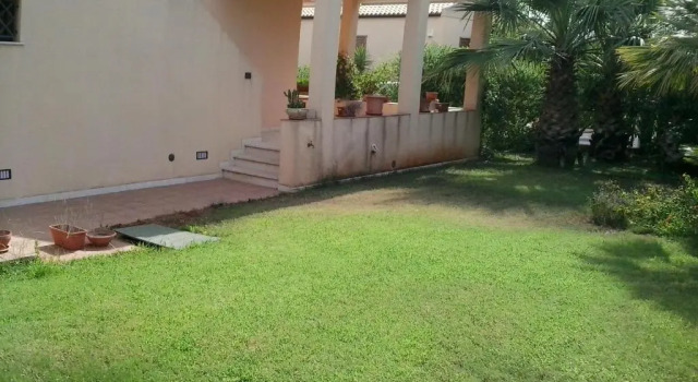 Коттедж Casa Vacanze Libeccio - Villetta con giardino e piscina condominiale
