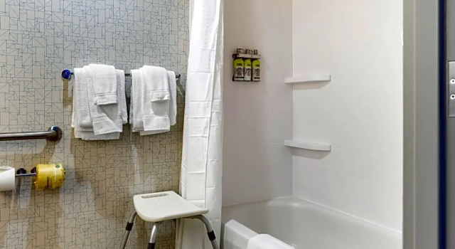 Четырёхместный люкс c 1 комнатой Holiday Inn Express Hotel & Suites Albuquerque Midtown by IHG