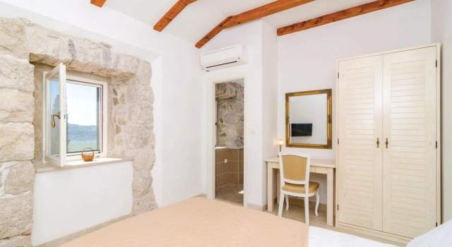 Stunning Home in Lovorno With Wifi and 5 Bedrooms