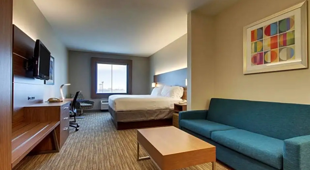 Двухместный люкс c 1 комнатой Holiday Inn Express Hotel & Suites Vernon College Area by IHG
