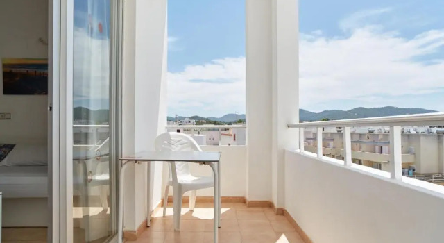 Апартаменты с видом на бассейн Apartamentos San Antonio Beach