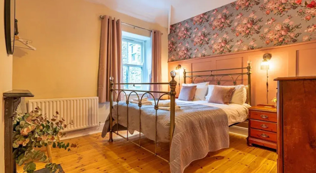 Holiday Home in Heart of Tideswell, No Deposit