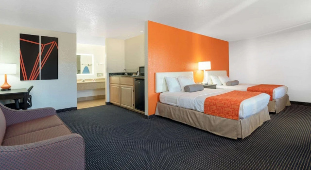 Vierer Suite mit Balkon Howard Johnson by Wyndham Holbrook