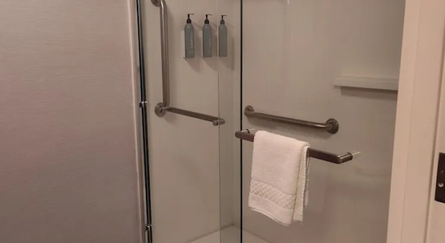 Четырёхместный номер Standard с балконом Courtyard by Marriott Flint Grand Blanc
