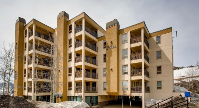 Lovely Modern Plaza Condo - No Cleaning Fee! by RedAwning, Book Lejlighed Hoteller i Crested Butte Mountain med parkering, Parkering
