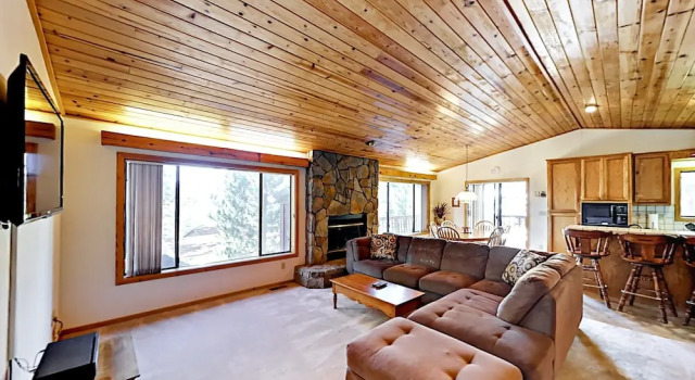 4BR South Lake Tahoe Multi Level House by RedAwning