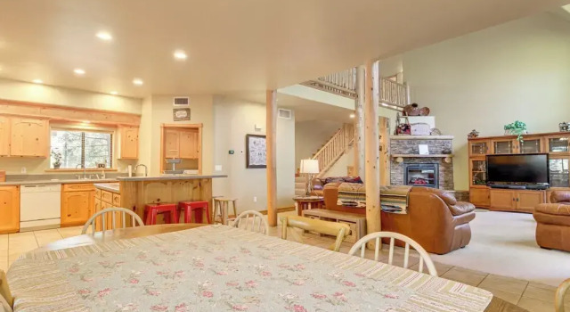 Great for Gatherings! Family Cabin in Lakeside