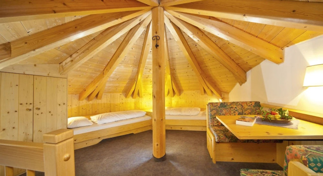 Четырёхместный номер Economy c 1 комнатой с балконом и с видом на горы Alpinhotel Vajolet