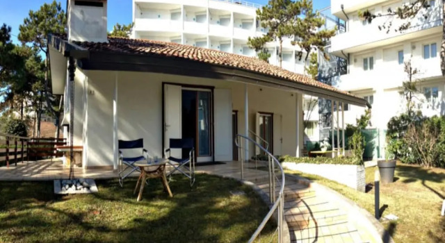Seaside Villa in Lignano Pineta, Book Villa Hoteller i Friuli Venezia Giulia med parkering, Parkering