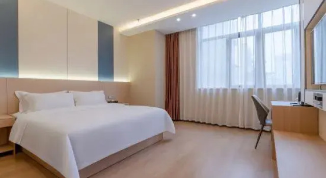Люкс Business Chaoman Hotel (Foshan Qinghuiyuan Huagai Road Pedestrian Street)
