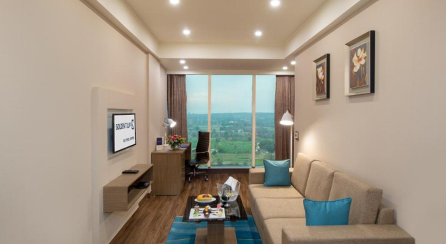 Люкс Executive с видом на горы Golden Tulip Suites Gurgaon
