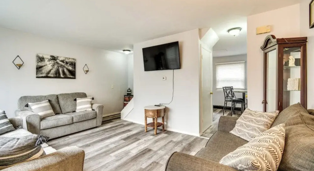 4 Mi to Dtwn Rochester: Charming Apt w/ Patio!, Забронировать Апартаменты/квартира Отели Рочестера с парковкой, Парковка
