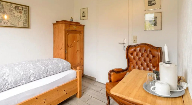 Номер Standard Pension Louisa