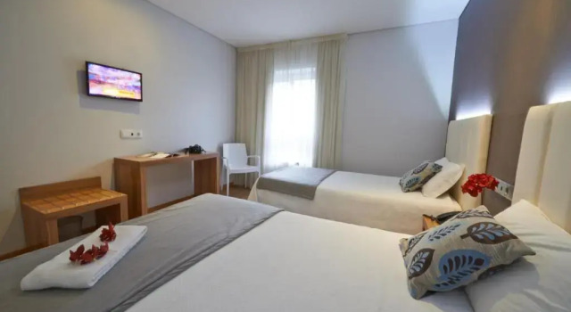 Трёхместный номер Hotel Azinheira by RIDAN Hotels