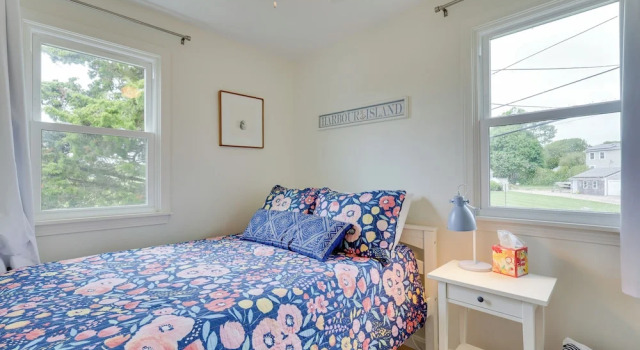 Cozy Narragansett Cottage w/ Dock & Outdoor Shower, 예약 휴가용 주택 나라간셋 로드아일랜드