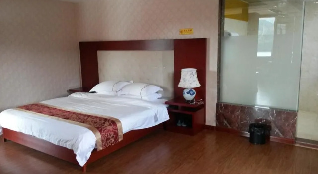 Xiangcaohu Holiday Hotel(金秀香草湖假日酒店), Book Hotel Hoteller i Laibin med parkering, Parkering