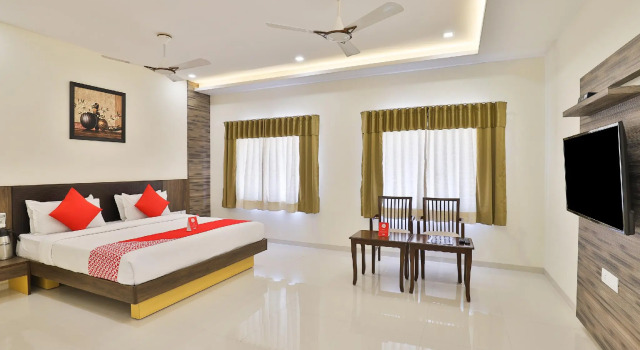 OYO 3783 Hotel Bhavani Palace, Rezerwuj Hotel Sātej Gujarat