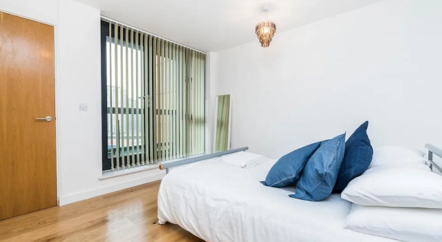 Super Luxury Modern 2BD Flat Canning Town, Забронировать Отель Отели Лондона с парковкой, рядом с Каннинг Таун, Парковка