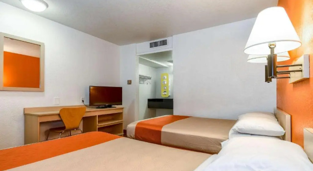 Четырёхместный номер Deluxe Motel 6-Corona, CA