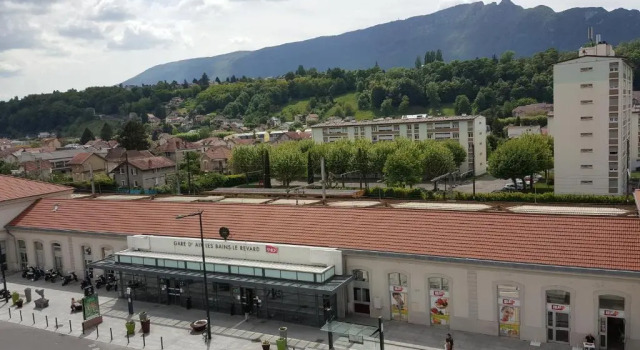 Четырёхместный номер Standard с балконом Hotel De La Gare
