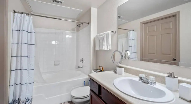 Апартаменты HEIRS VENTURES : WESTERN - 4mins from OKC Thunder Arena . King Bed . Pet Friendly . With Pool
