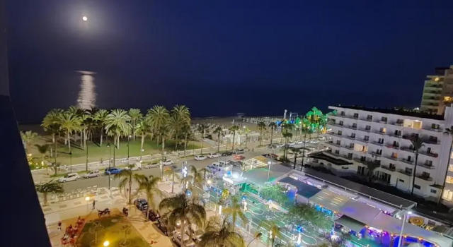 Impresionante Primera Línea De Playa, Bajondillo Beach, Забронировать Отель Отели Торремолинос с бассейном, рядом с Культурный центр им. Пабло Руиса Пикассо, Бассейн