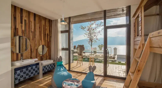 Семейный номер Standard с видом на озеро 大理远山青Stone Hill悬崖海景民宿 Dali Verdant Whisper-Stone Hill Seaview Inn