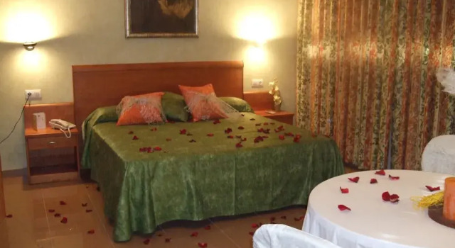 Hotel Fonda Neus, Забронировать Отель Сан-Садурни-д'Анойя 