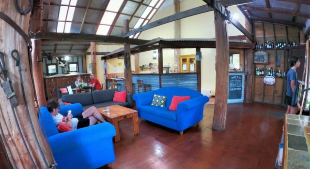 Кровать в общем номере Woolshed Eco Lodge