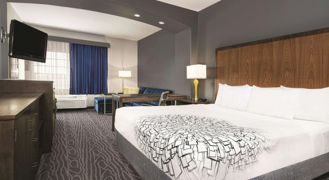 La Quinta Inn & Suites by Wyndham Mercedes Outlet Mall, Забронировать Отель Мерседес Rio Grande Valley