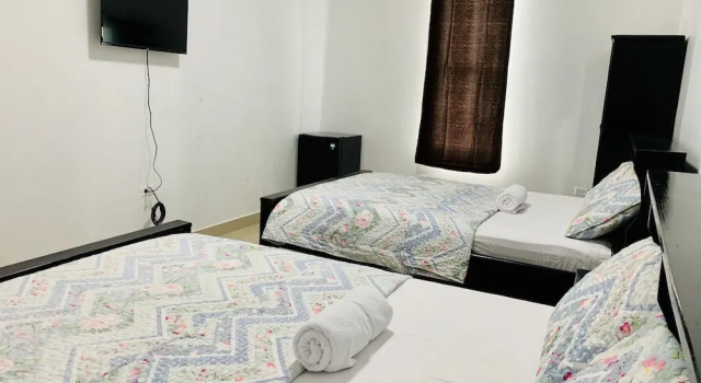 Номер Standard с балконом Hotel Coastalbay 2 & Golf Cart Rental