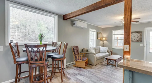 Lovely Smoky Mountain Cottage w/ Deck + Views!, Book Feriehus Sommerhuse i Blue Ridge Mountains, Hytte