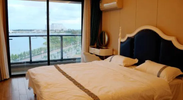 Люкс с 4 комнатами с балконом и с видом на море Tianxiaxi Seaview Hotel Apartment (Beihai Yintan)