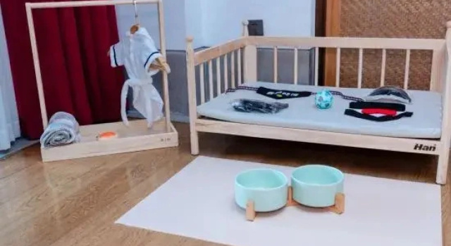 Suite 1 sypialnia z widokiem na góry Yushui Hidden Villa