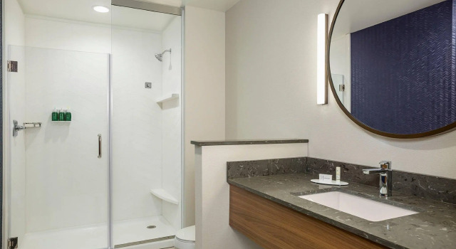 Четырёхместный люкс Fairfield Inn & Suites by Marriott Des Moines Downtown