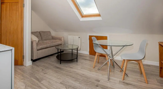 Spacious New One Bed Flat in the Heart of Reading, Забронировать Отель Отели Рединга с парковкой, рядом с Reading Central Library, Парковка
