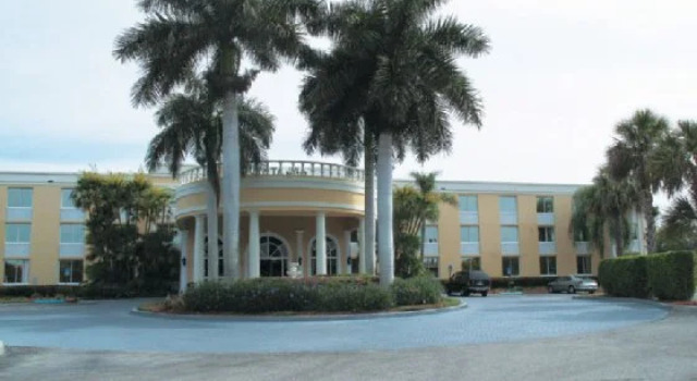 Люкс La Quinta by Wyndham Naples Downtown