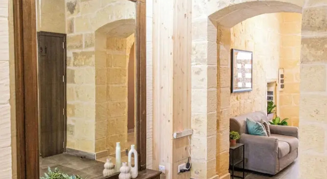 Sunrise lodge, Book Bed and Breakfast Għajnsielem Gozo
