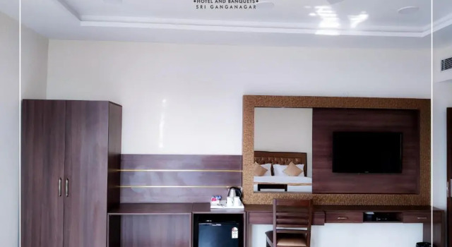 Люкс Crimson Hotel & Banquets