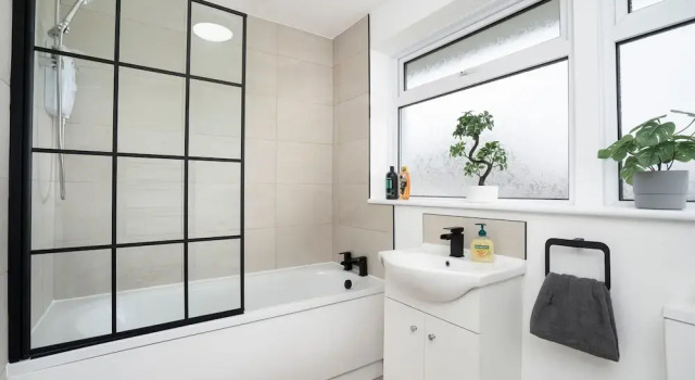 Коттедж Modern 4 Bed House-free Parking