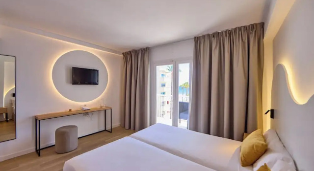 Двухместный номер Standard с балконом и с видом на бассейн Universal Hotel Bikini
