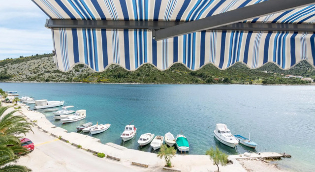 Miranda - Quiet & Next to the sea - A3, Забронировать Отель Винишче Trogir Riviera, рядом с Пляж Купиница