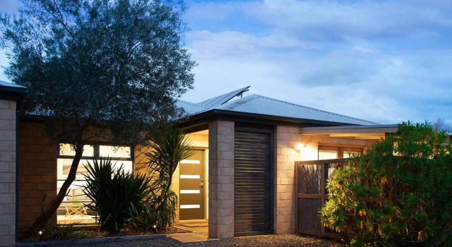Manna Gums- beautiful secluded setting, Book Hotel Daylesford 
