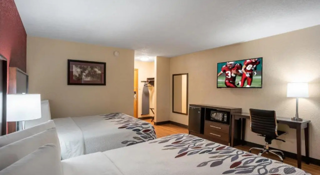Четырёхместный номер Superior Red Roof Inn Des Moines