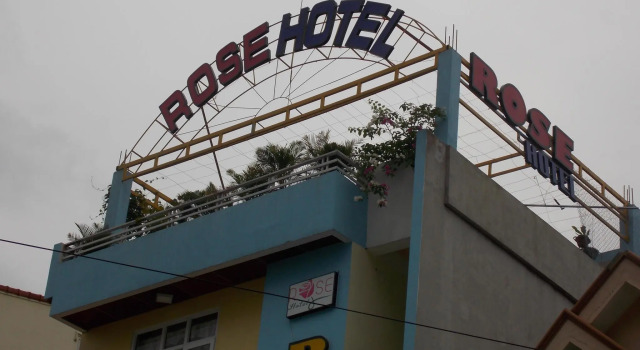 Кровать в общем номере Rose Hotel