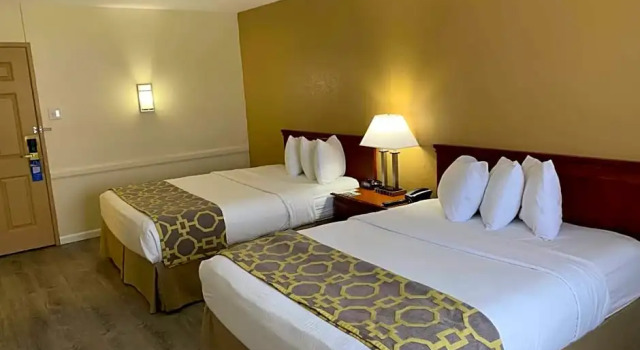 Четырёхместный люкс Spark by Hilton Rock Springs