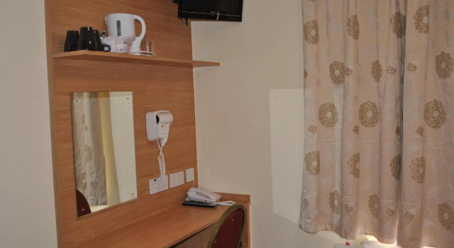 Трёхместный номер Standard Carlton Hotel