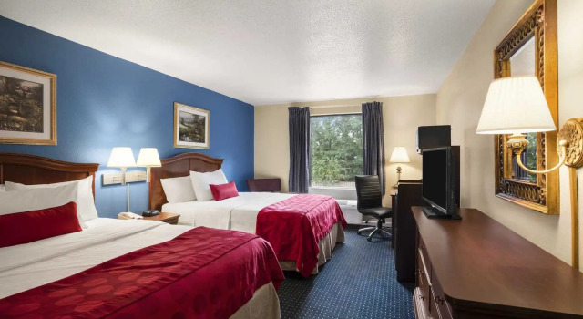 Четырёхместный номер Standard Cottonwood Suites Savannah Hotel & Conference Center